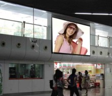 P20室內(nèi)全彩LED大屏 解析1280*960機(jī)場(chǎng)汽車站室內(nèi)屏的應(yīng)用與優(yōu)勢(shì)